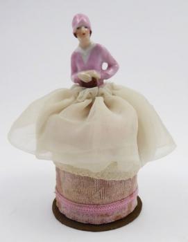 25. PORCELAIN SECRET BOX 25. PORCELAIN SECRET BOX