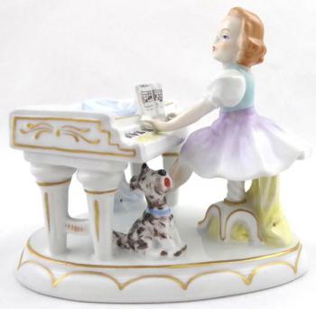 Porcelain Figurine - porcelain - 1920 Porcelain Figurine - porcelain - 1920