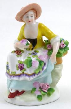 Porcelain Figurine - porcelain - 1919 Porcelain Figurine - porcelain - 1919